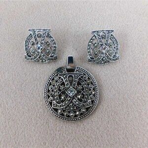 131/134  Pendent and Earrings Silvertone Fashion Jewlery 1 1/2in